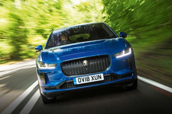 Дяволски добра електрическа кола, но и пример за Jaguar, който прави нещата по свой начин. Твърде дълго марката следваше примера на главно германски компании. Въпреки това винаги е била най-добра, когато е запазвала британската традиция - примерите са XK120, E-Type и оригиналният XJ6. Електрическият I-Pace беше връщане към този начин на мислене, макар да не издържа особено добре теста на времето.
